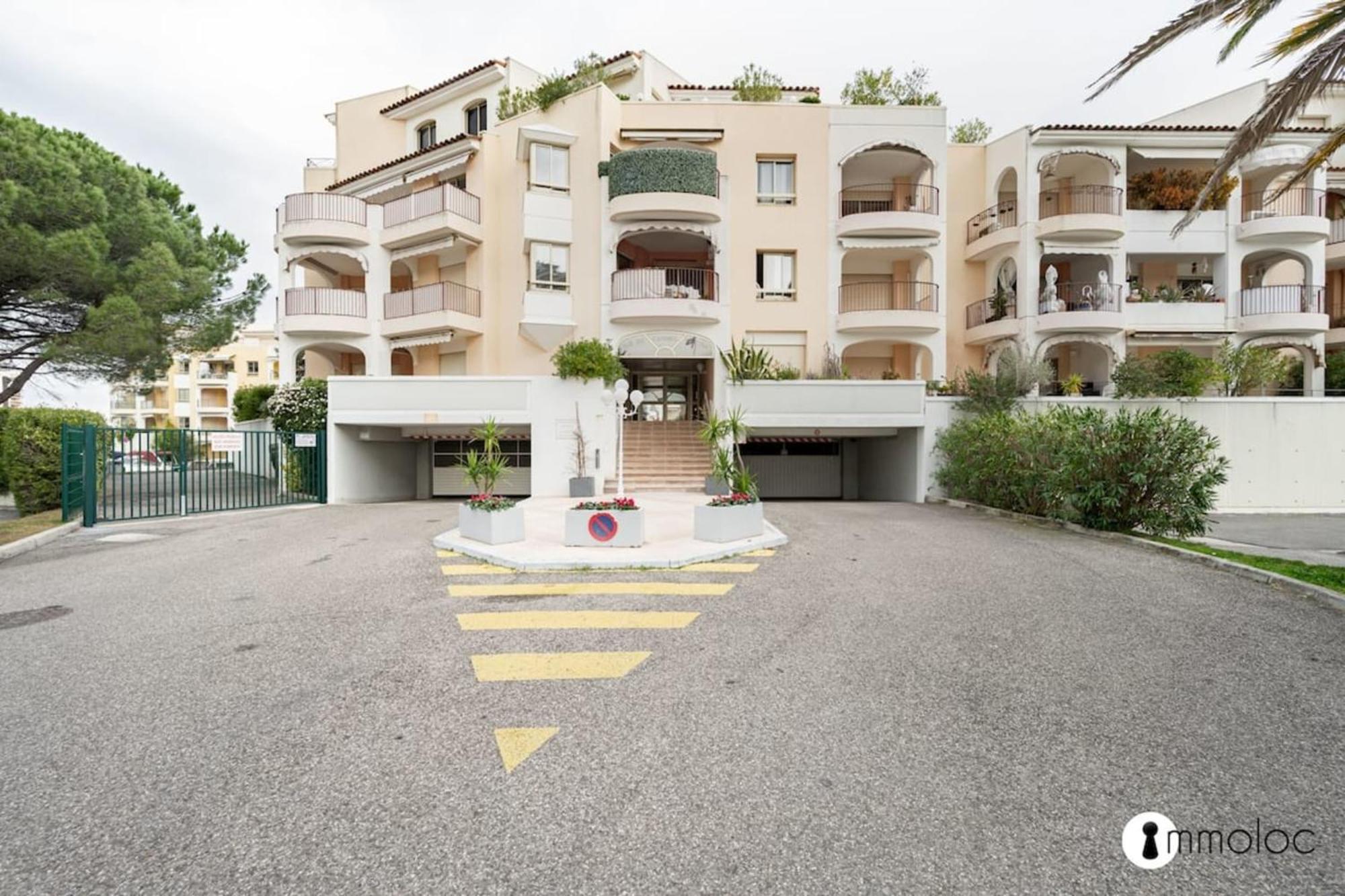Spacious Apartment With Pool Located In The Marina Of Mandelieu ภายนอก รูปภาพ