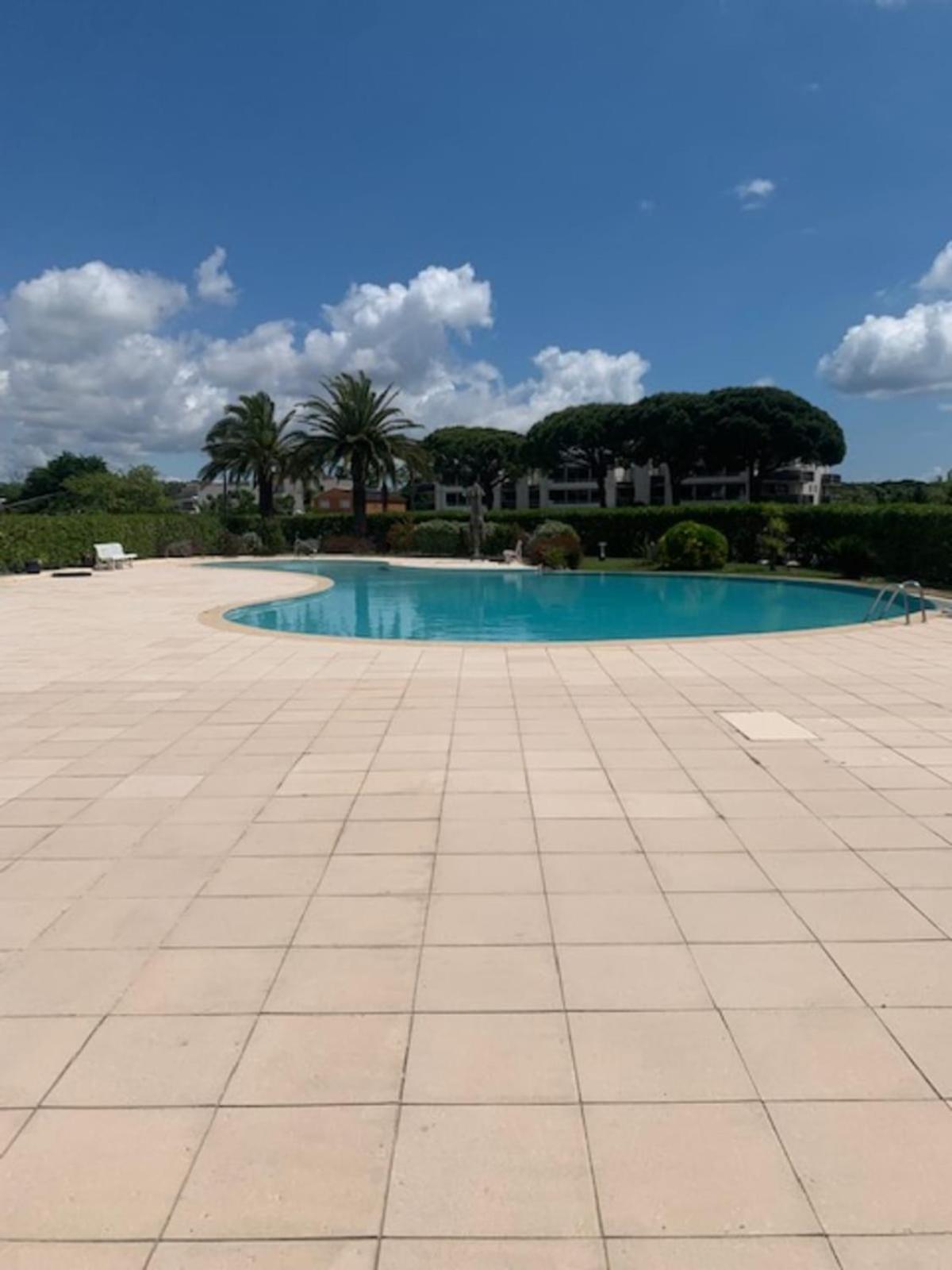 Spacious Apartment With Pool Located In The Marina Of Mandelieu ภายนอก รูปภาพ